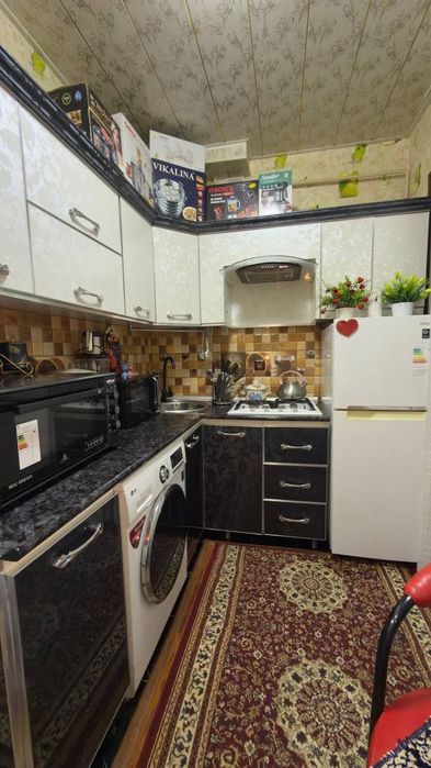 7 guzal tomonda 2 xonalik uy sotiladi