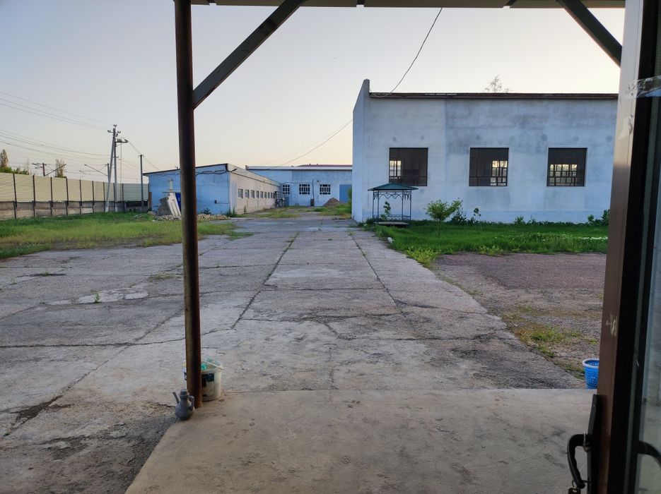 Продается здание. г.Янгиюль.