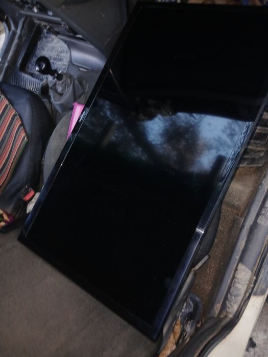 Телевизор плоский.