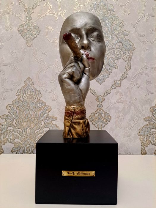 Скульптуры курильщицы с сигарой Джона Катрона "ПАНАМА", высота 16 дюйм