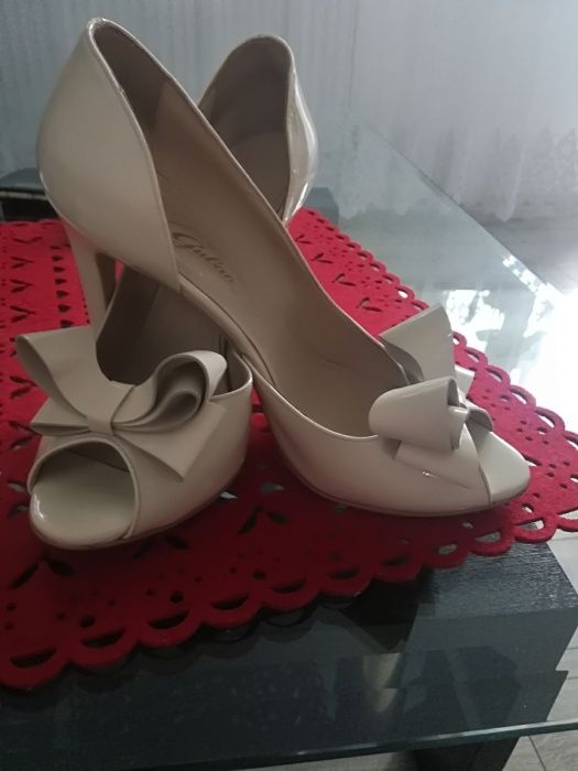 Pantofi eleganți din piele