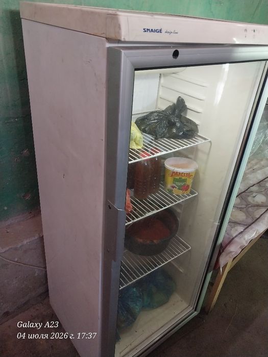 продаётся витринный холодильник