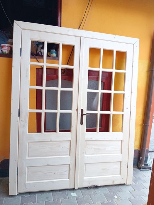 Producător de uși și ferestre din lemn masiv,brad.
