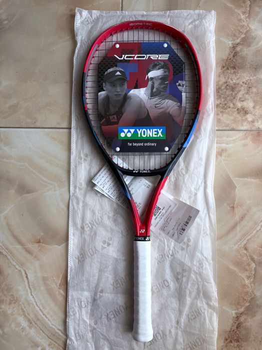 Тенис ракета Yonex VCORE GAME Scarlet (265 гр.) - идеална за юноши 10-12 г.