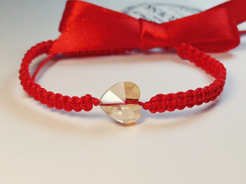 Гривна с червен конец и златно сърце Swarovski