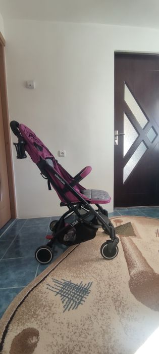 Carucior pentru copii.  Pliabil, tip troler.