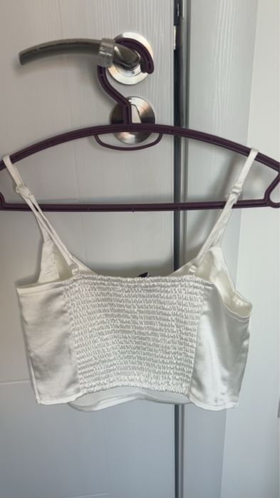 Бял сатениран топ