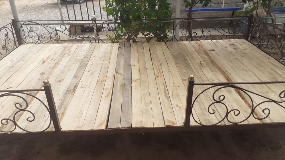 Тапчан сатылады.