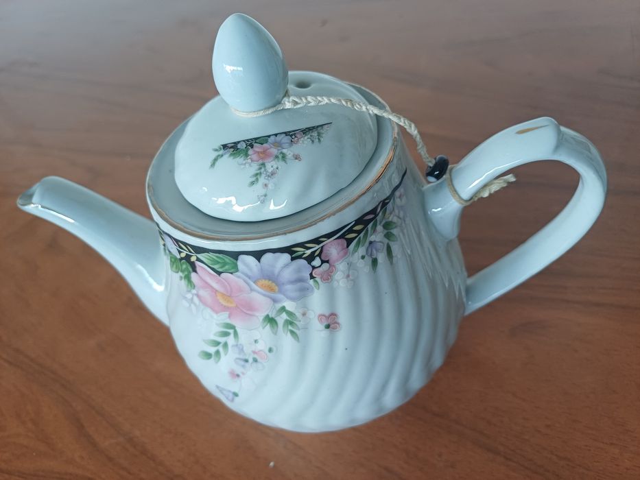 кухонные посуды. чайник