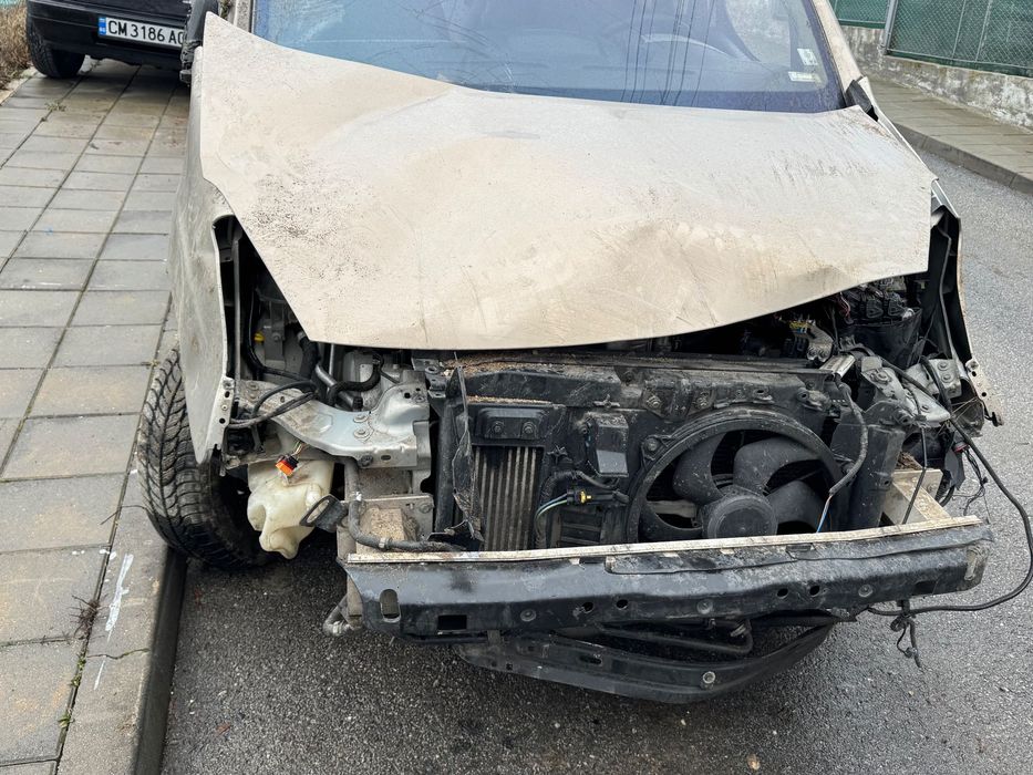 Продавам катастрофирал Citroën Berlingo Multispace 1.6 90кс