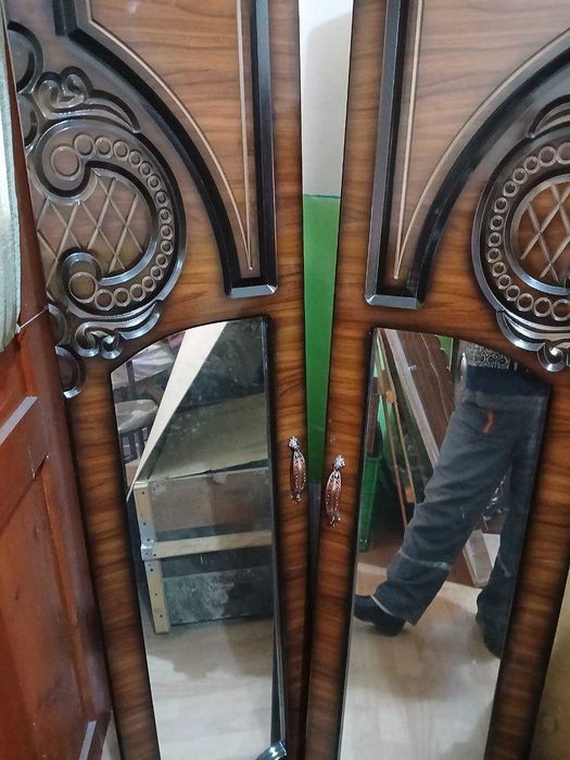 Шифоньер отличная из хорошего качества и стол