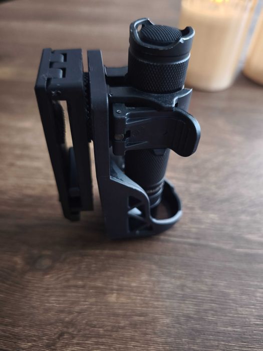 Професионална тактическа стойка (кобур) за фенер