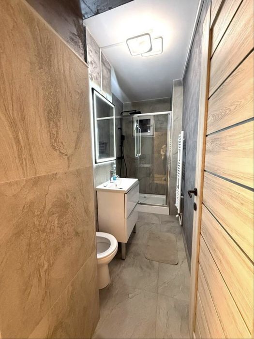 Închiriez apartament 2 camere baie bucătărie balcon et. 4