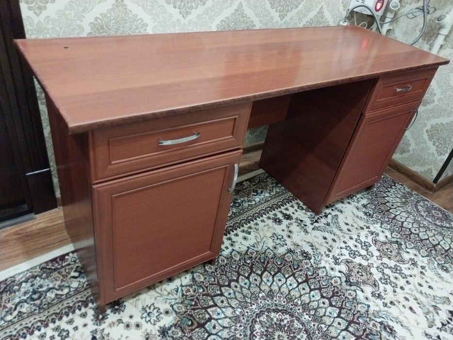 Письменный стол .