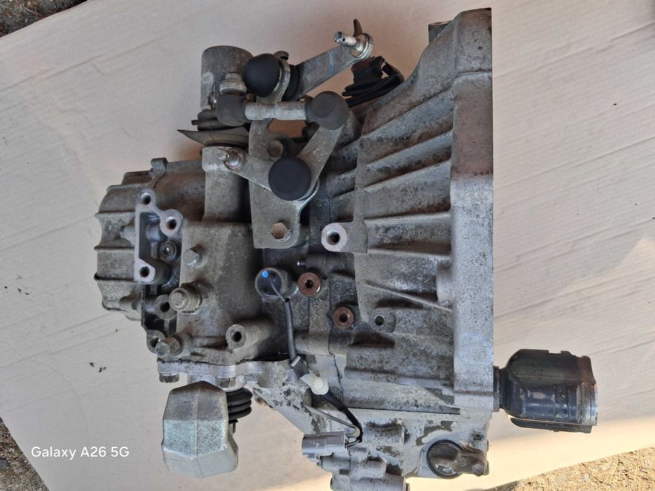 Cutie de viteze si bară față cu proiectoare Toyota Auris