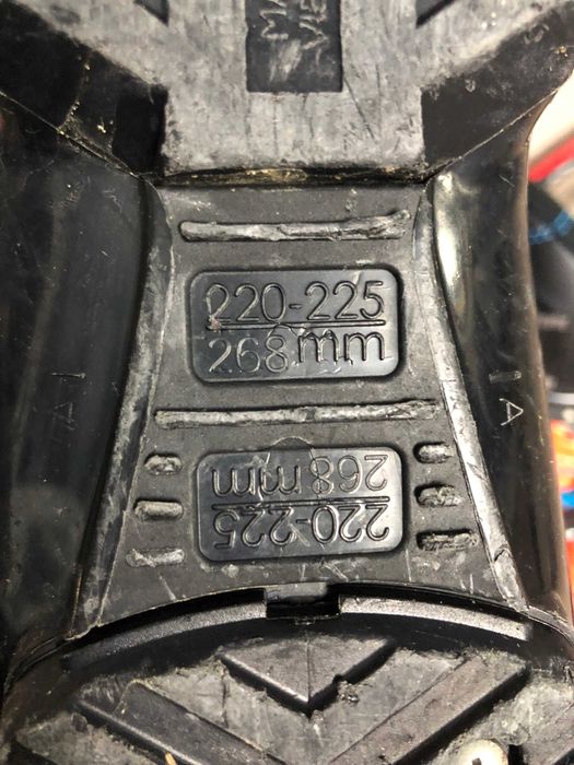 Skiuri,,clăpari și cască pentru copii