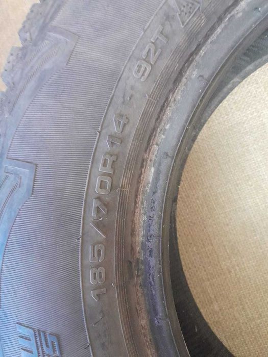 Продам 2 зимнии шины
