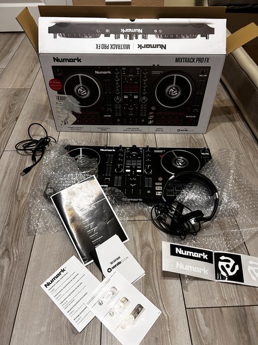 Диджейски пулт Numark+Numark слушалки