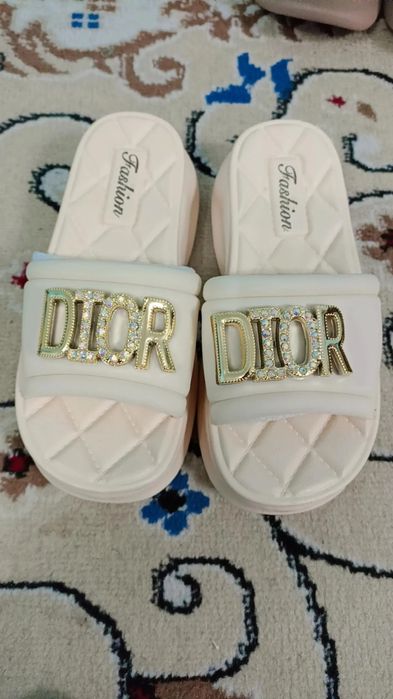 Бренд шлёпкалар .