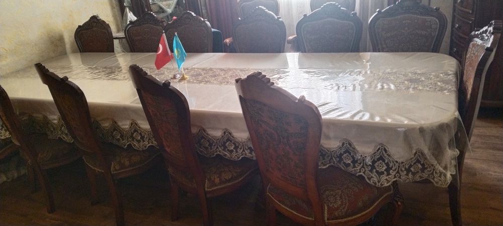 Стол со стульями