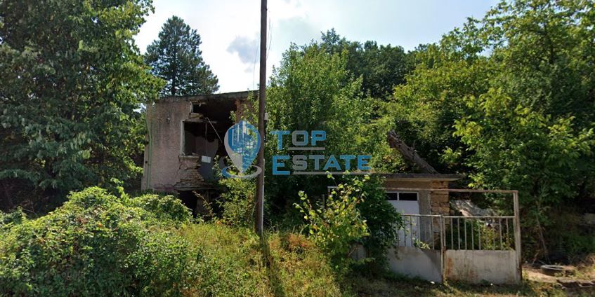 Имот с голям двор и кладенец в с. Керека, област Габрово