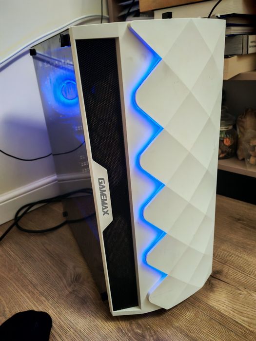 Vând unitate centrala +monitor tastatura.