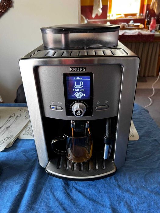 Vand expresor de cafea Krups in stae perfecta de functionare.