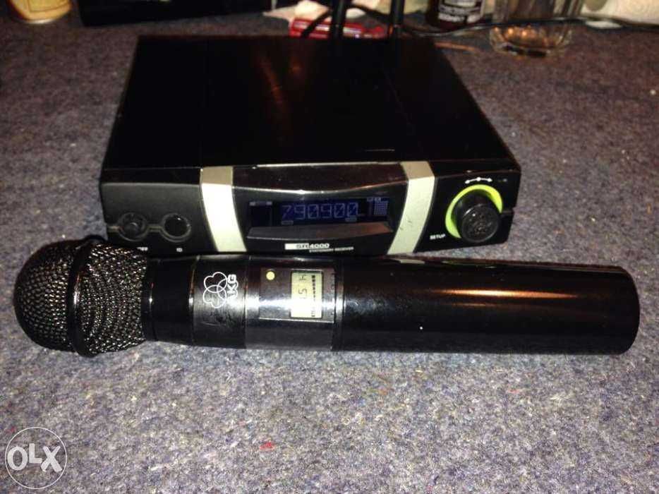 Microfoane wireless(fara fir)AKG HT4000 cu receptor SR4000