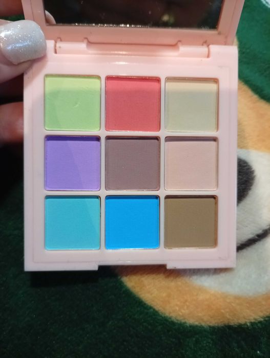 Cosmetice noi se vând la lot