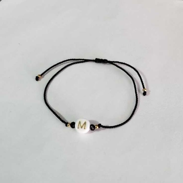 Браслеты из ниток  стильный аксессуар