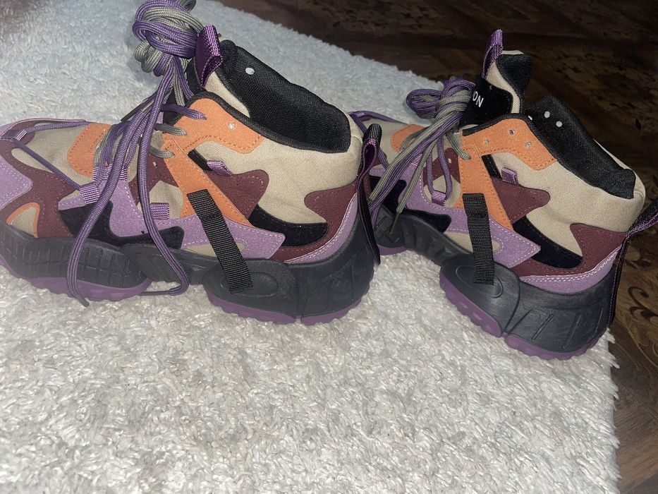 Продам кроссовки р 39-40