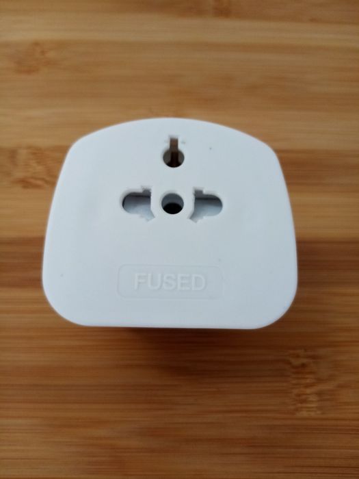 Adaptor universal. Intrare: UK standard. Iesire: European standard.