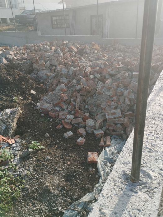 Подарявам тухли единички