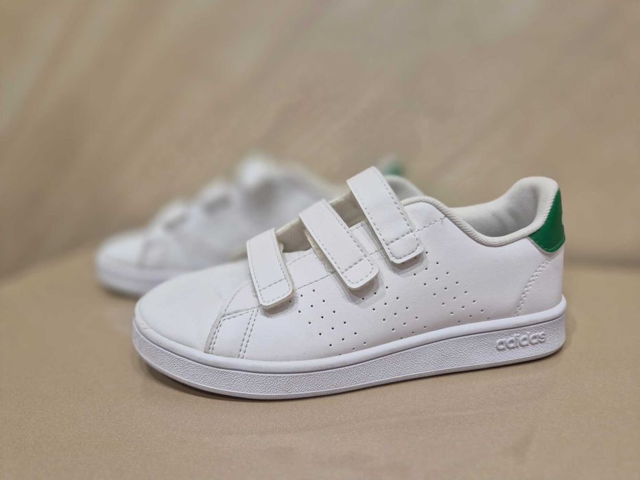 Продавам детски кецове Adidas