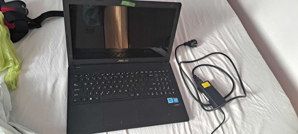 Laptop ASUS, cu incarcator