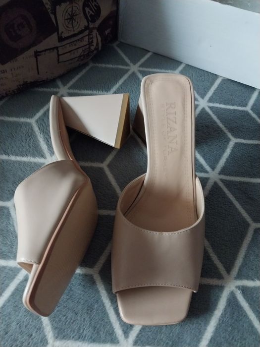 Летние босоножки на каблуке