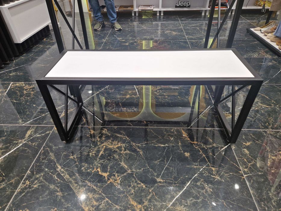 Mobilier metalic pentru magazin – design modern, stare foarte bună