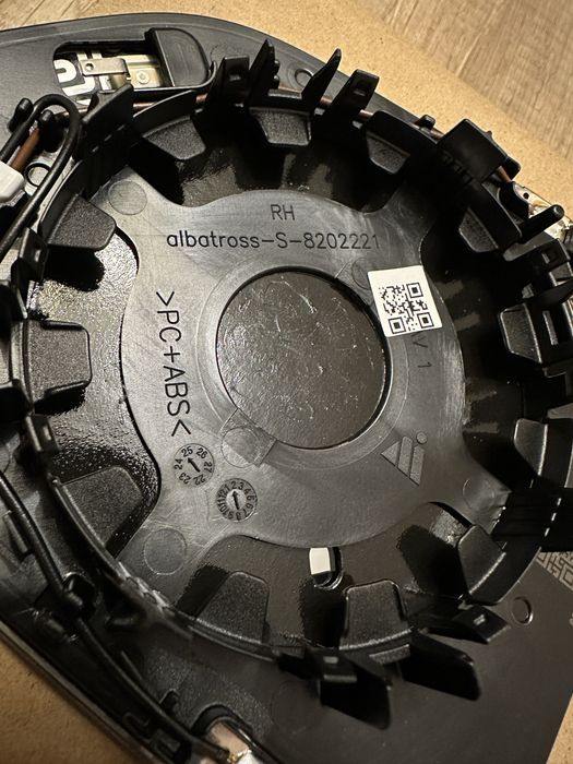 Стъкло дясно огледало Tesla Y