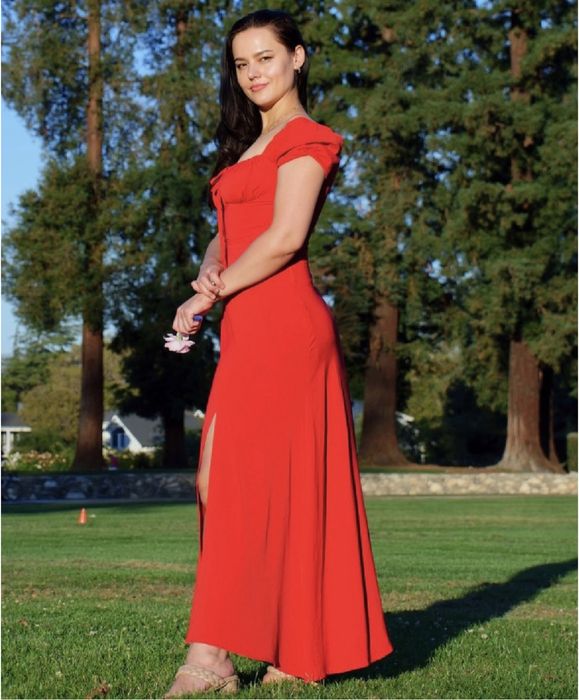 Продам платье красное.