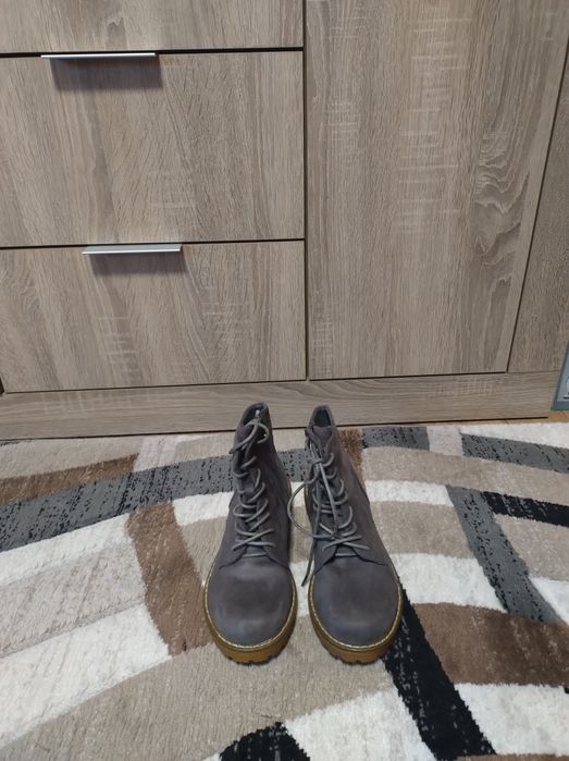 Чисто нови дамски боти