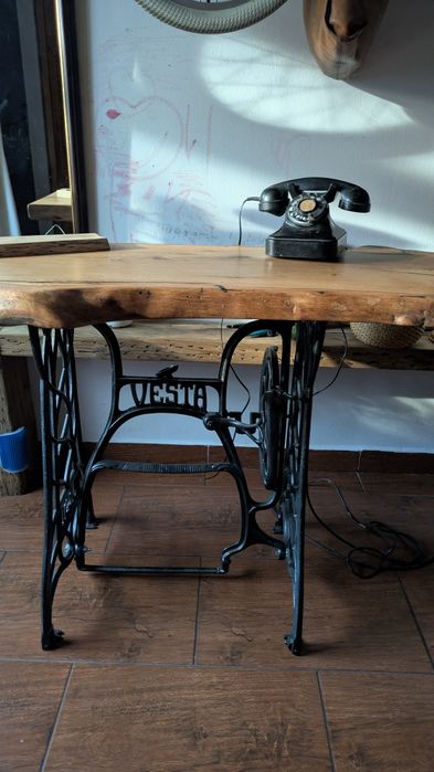 Masă din Stejar Masiv cu Picioare de Fontă Vesta – Piesă Unicat,