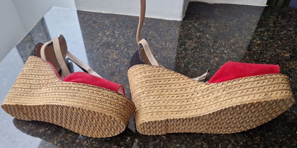 Sandale cu platformă
Nepurtate!