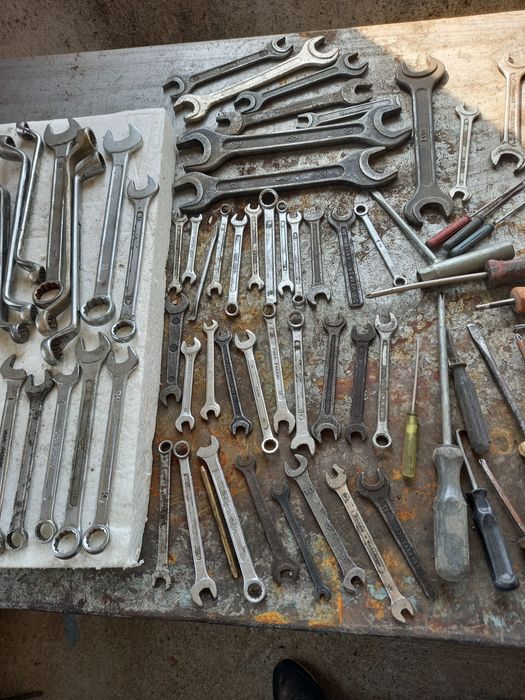 Набор от и инструменти