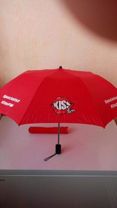 Umbrela marca  kiss fm