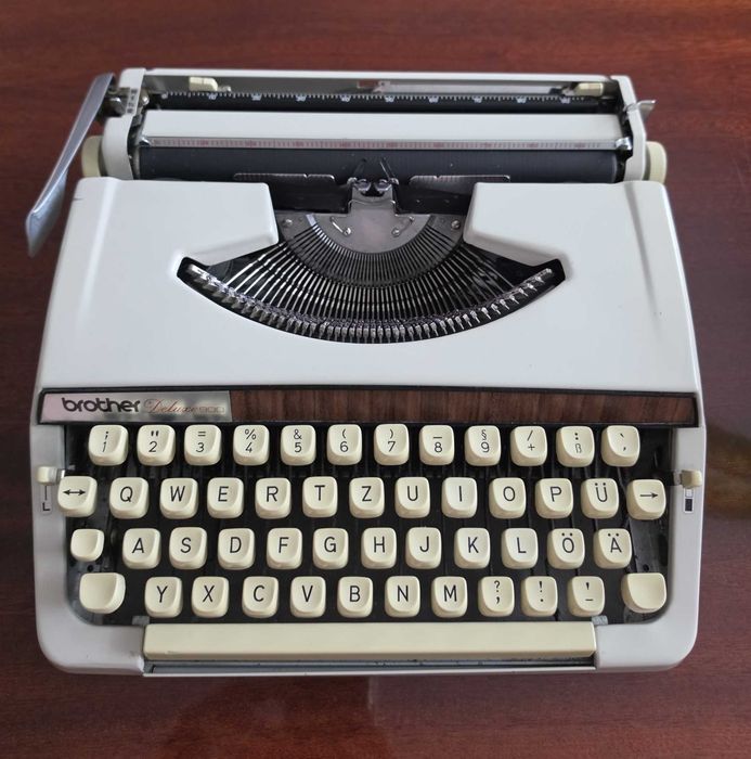 Mașină de scris Japoneză - Brother Deluxe 900 (Anii '70) - Design cu inserție lemn