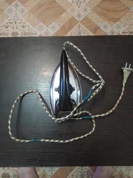 Утюг советский в рабочем состоянии.