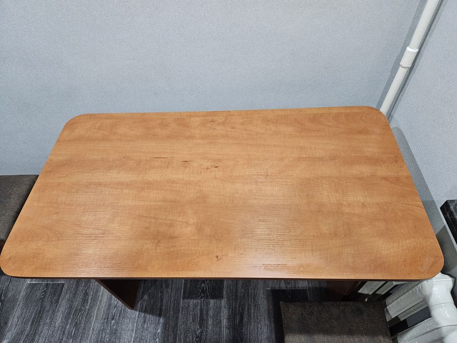 Стол и 4 табуретки