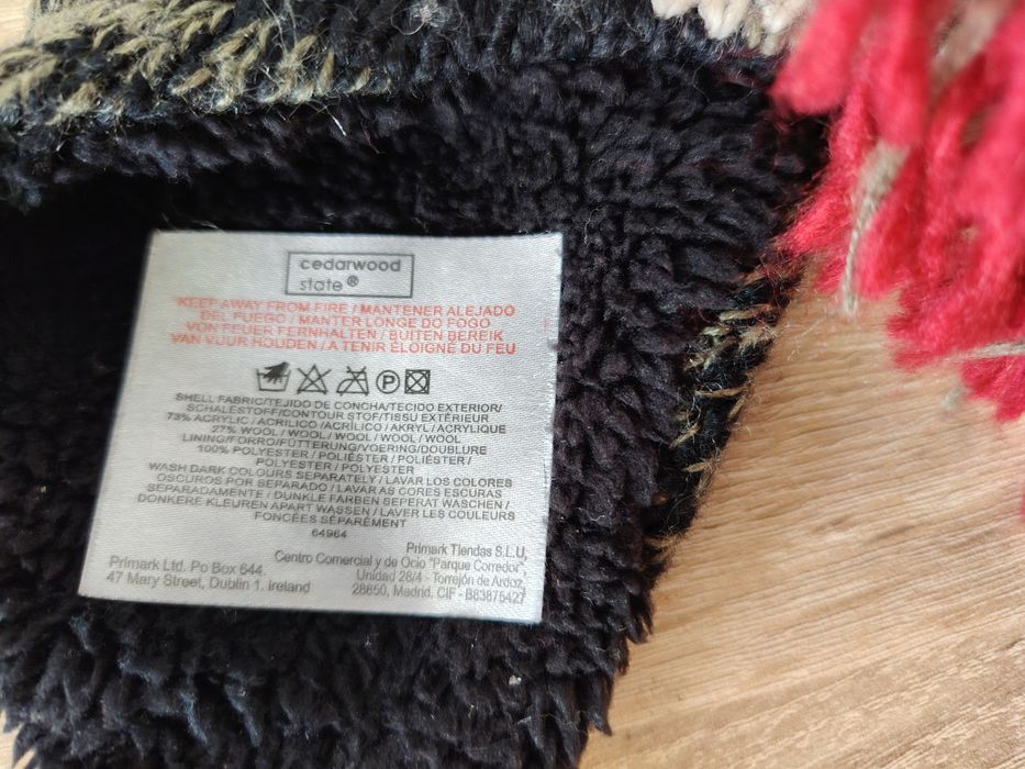 Зимна шапка с пискюли. Нова