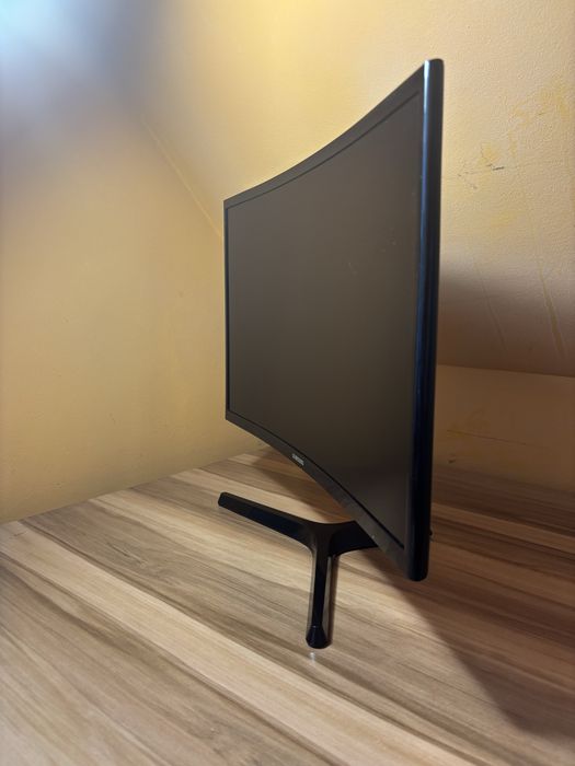 Продавам извит монитор Samsung 24" (C24F396FHR)