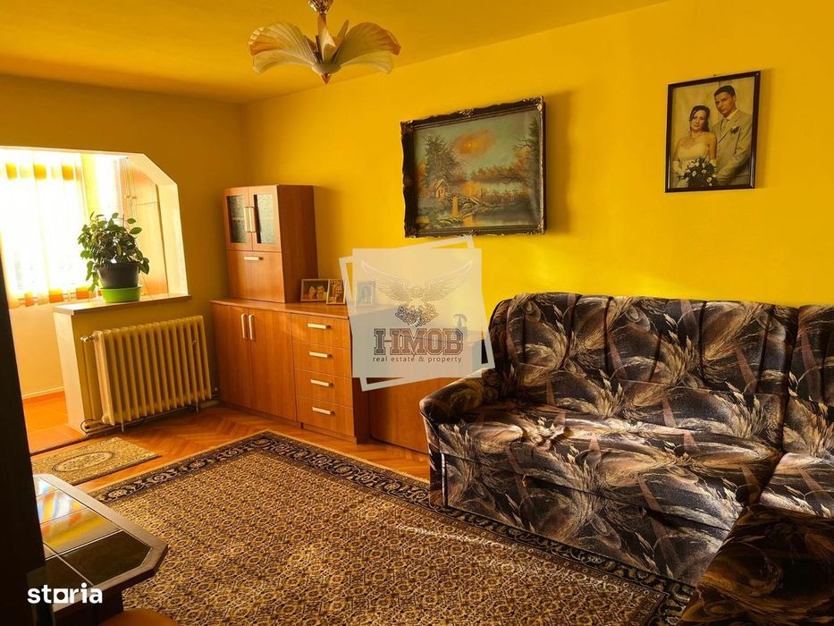 Apartament cu 3 camere decomandat cu balcon in Vasile Aaron — fotografia 1